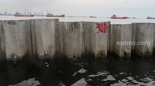Penampakan proyek tanggul beton di perairan Cilincing, Jakarta, Jumat (12/9/2025). [Suara.com/Alfian Winanto]