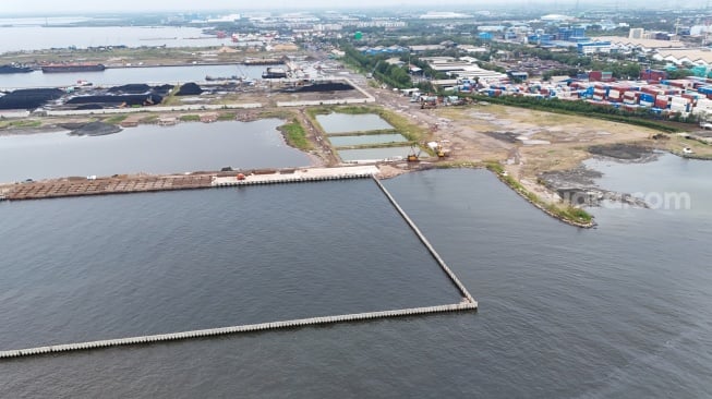 Foto udara penampakan proyek tanggul beton di perairan Cilincing, Jakarta, Jumat (12/9/2025). [Suara.com/Alfian Winanto]
