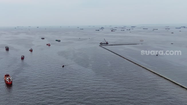 Foto udara penampakan proyek tanggul beton di perairan Cilincing, Jakarta, Jumat (12/9/2025). [Suara.com/Alfian Winanto]