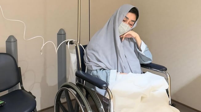Amy Qanita, ibu Raffi Ahmad nampak lesu jelang operasi di rumah sakit Singapura (Instagram)