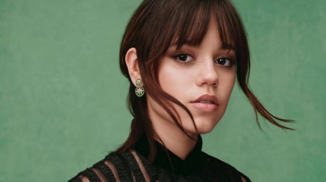 4 Daily Style Jenna Ortega, OOTD Kasual hingga Formal yang Wajib Dicoba!