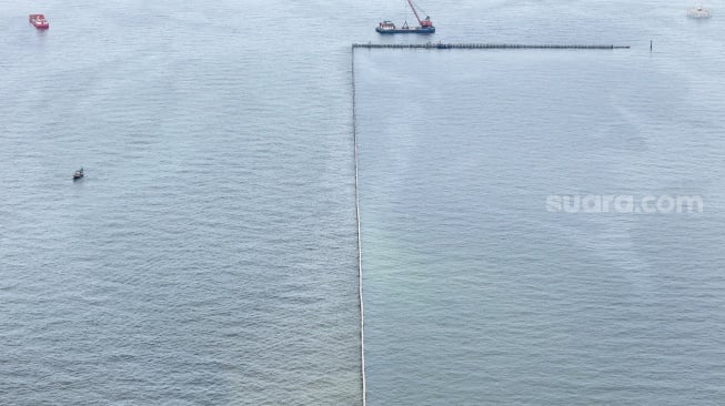 Foto udara penampakan proyek tanggul beton di perairan Cilincing, Jakarta, Jumat (12/9/2025). [Suara.com/Alfian Winanto]