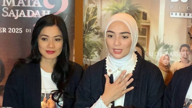 Titi Kamal dan Citra Kirana dalam perilisan trailer film 'Air Mata di Ujung Sajadah 2' di XXI Plaza Senayan, Jakarta Pusat, Jumat, 12 September 2025. [Suara.com/Adiyoga Priyambodo]