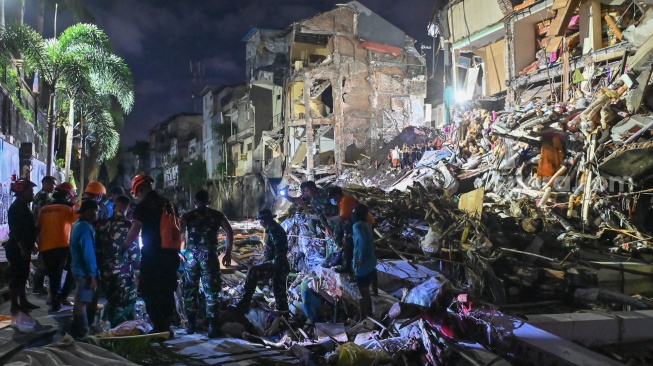 Petugas melakukan proses pencarian korban di sekitar bangunan ruko yang hancur akibat diterjang banjir di kawasan Jalan Sulawesi, Denpasar, Bali, Kamis (11/9/2025). [ANTARA FOTO/Fikri Yusuf/YU]
