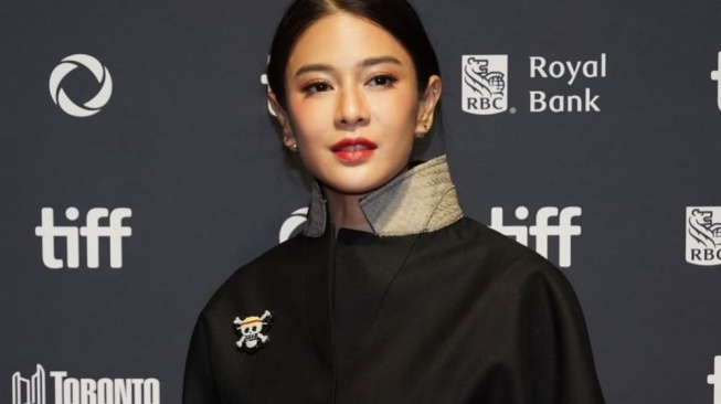 Elegan dan Sarat Pesan Sosial, Dian Sastro Pakai Pin One Piece di TIFF 2025