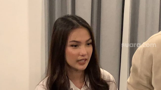 Aisyah Aqilah saat menjelaskan perannya di serial Menikahi Jadi Yang Kedua di kawasan Bintaro, Jakarta Selatan, Kamis, 11 September 2025. [Suara.com/Adiyoga Priyambodo]