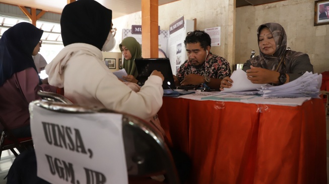 Program Beasiswa Pemuda Tangguh difokuskan untuk mahasiswa perguruan tinggi negeri (PTN) yang berasal dari keluarga dengan keterbatasan ekonomi (Dok: Pemkot Surabaya)
