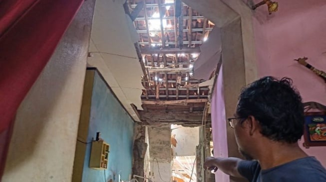 Sejumlah rumah warga di kawasan RT 03, RW 01, Kelurahan Pondok Cabe Ilir, Kecamatan Pamulang, Kota Tangerang Selatan, Banten, rusak berat akibat ledakan misterius yang terjadi pada Jumat dini hari. (Azmi Samsul Maarif via Antara)