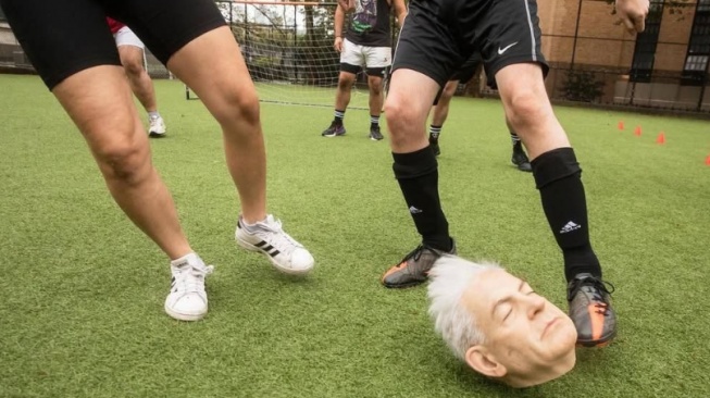 Replika kepala Benjamin Netanyahu dijadikan bola oleh aktivis (X)