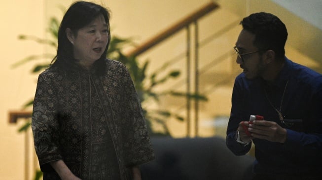 Deputi Gubernur Bank Indonesia Filianingsih Hendarta (kiri) berjalan usai menjalani pemeriksaan di Gedung Merah Putih KPK, Jakarta, Kamis (11/9/2025). [ANTARA FOTO/Fauzan/YU]