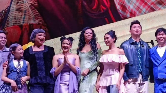 Konferensi pers Ratu Ratu Queens (Tika Panggabean, Nirina Zubir, Happy Salma dan Asri Welas) di Senayan, Jakarta Pusat pada Jumat, 12 September 2025. [Suara.com/Rena Pangesti]