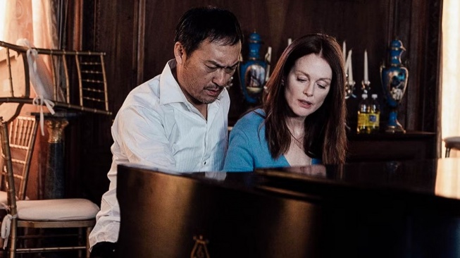 Film Bel Canto yang dibintangi Ken Watanabe dan Julianne Moore akan tayang Jumat (12/9/2025) malam ini pukul 23.00 WIB di Trans TV. [YouTube]