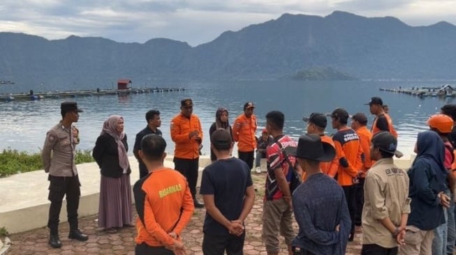 Nelayan Hilang di Danau Maninjau Belum Ditemukan, Tim Selam Basarnas Perluas Pencarian!