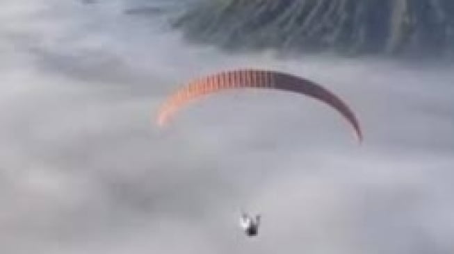 5 Fakta Viral Paralayang Terbang di Kawasan Gunung Bromo, Pelaku dan Tour Guide Diburu!