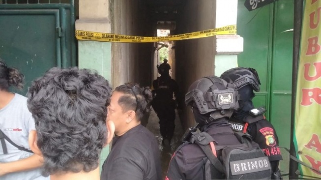 Petugas dari Brimob melakukan pengamanan pada lokasi ledakan di permukiman Pondok Cabe Ilir, Pamulang, Kota Tangerang Selatan (Tangsel), Banten, Jumat (12/9/2025). ANTARA/Azmi Samsul Maarif