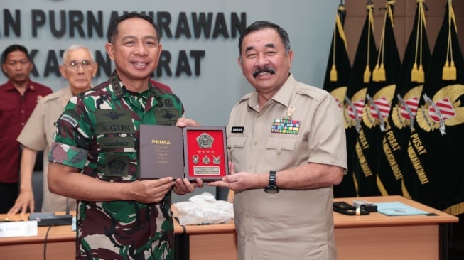 Panglima TNI Jenderal Agus Subiyanto saat mengunjungi Kantor Persatuan Purnawirawan TNI AD (PPAD) di Jalan Matraman Jakarta Timur bersama Ketua PPAD Mayjen (purn) Dr Komaruddin Simanjuntak. [Dok]