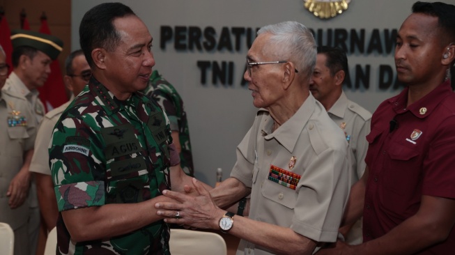 Panglima TNI Jenderal Agus Subiyanto saat mengunjungi Kantor Persatuan Purnawirawan TNI AD (PPAD) di Jalan Matraman Jakarta Timur disambut Ketua Badan Perimbangan sekaligus sesepuh PPAD Jenderal (purn) Try Sutrisno. [Dok]