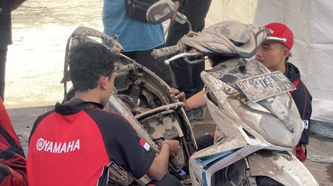 Penanganan motor terdampak banjir di Bali. (Foto: Yamaha)