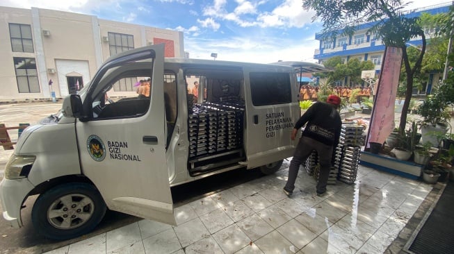 Mobil SPPG Sungai Pinang saat mengambil kembali ompreng MBG di SMA Negeri 2 Samarinda. [kaltimtoday.co]