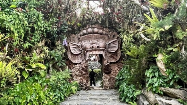 Spot jalan masuk di taman wisata Sari Timbul Glass Factory, Gianyar, Bali [Suara.com/ANTARA]