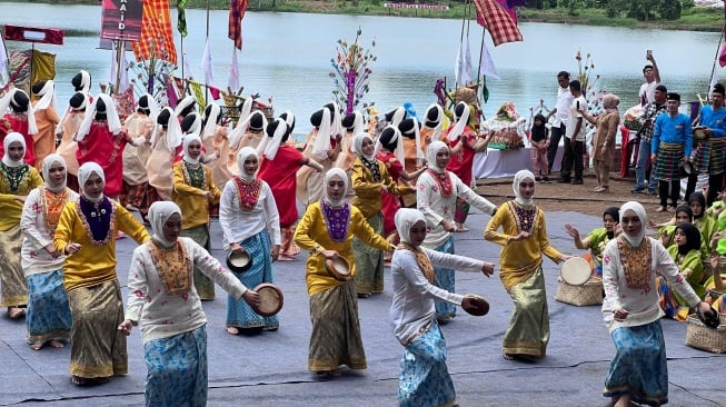 Dies Natalis ke-69 sekaligus memperingati Maulid Nabi Muhammad SAW di tepi Danau Universitas Hasanuddin Minggu (14/9/2025) [SuaraSulsel.id/Humas Unhas]