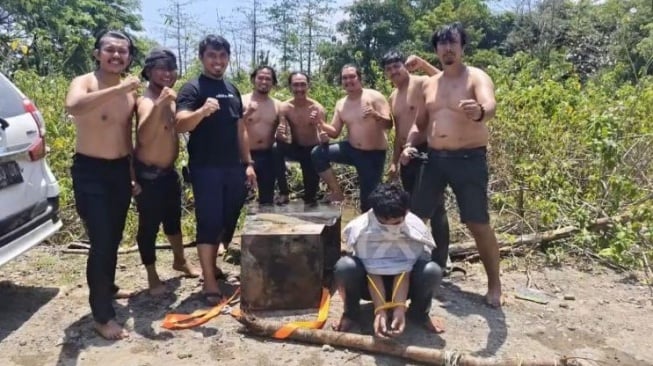 Tim Jatanras Polrestabes Makassar menangkap satu pencuri mesin ATM Bank Sulselbar saat kerusuhan di DPRD Sulsel [SuaraSulsel.id/Istimewa]