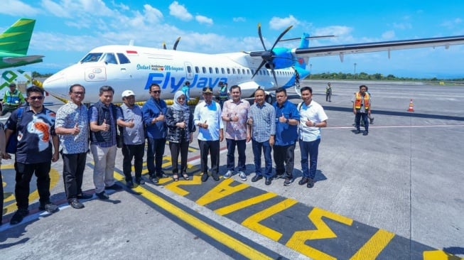 Pemprov Sulsel meluncurkan penerbangan perdana rute Makassar–Bone dengan skema subsidi. Menggunakan pesawat ATR 72-500 milik Fly Jaya Airlines [SuaraSulsel.id/Humas Pemprov Sulsel]