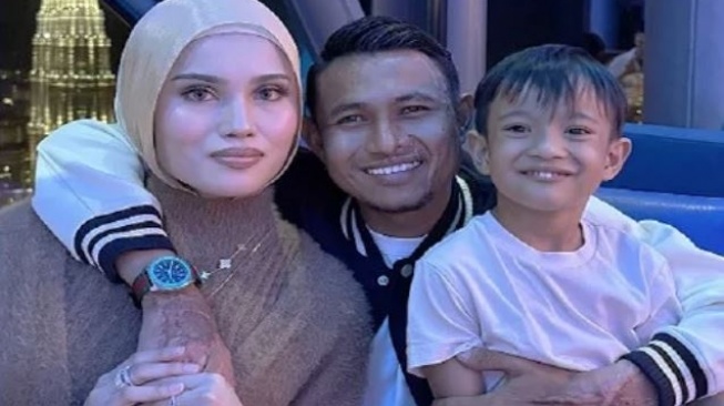 Faisal Halim dan Istri Tampil Mesra, Isyaratkan Rumah Tangga Kembali Harmonis