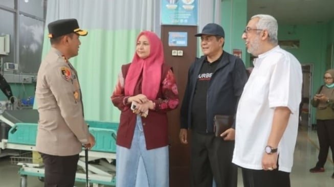 Pemilik RSBS Jember dr Faida berbincang dengan Kapolres Probolinggo AKBP M Wahyudin Latif saat tiba di salah satu rumah sakit yang merawat karyawan RSBS yang mengalami kecelakaan setelah turun dari Gunung Bromo, Minggu (14/9/2025) [Suara.com/ANTARA/HO-Humas Polres Probolinggo]