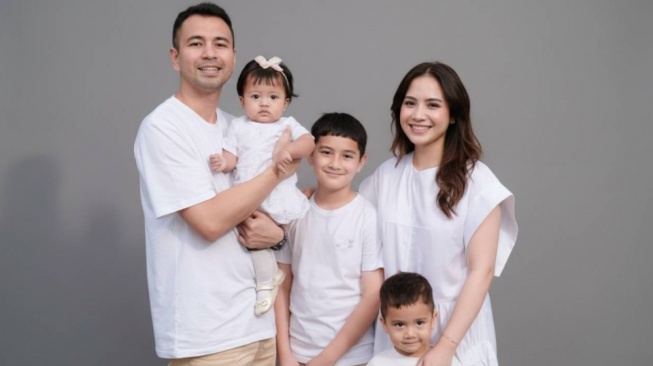 Foto Keluarga Raffi Ahmad dibuat ala Studio [dibuat dengan Gemini AI]