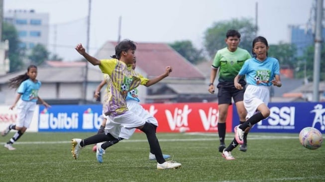 Pelatih Timnas Putri Indonesia U-16, Timo Scheunemann, menilai kualitas pemain Bekasi lebih baik dibanding kota lain. [Dok. Istimewa]