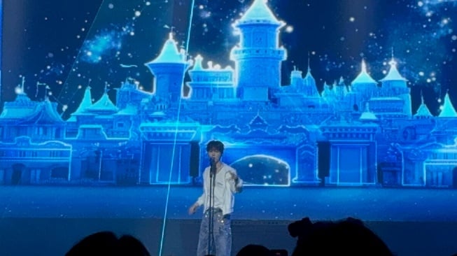 Momen B.I Ajak Fans Difabilitas Dansa di Konser Jakarta