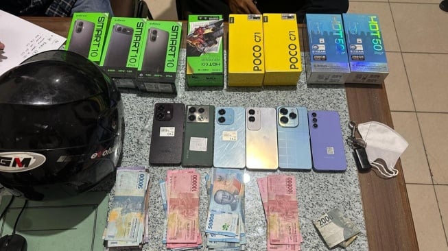 Gunakan NMAX Putih, Penipu Gasak Belasan Ponsel dari Toko di Kukar