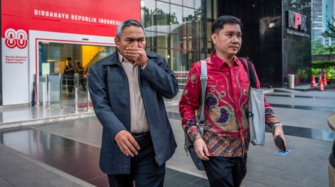 Tersangka kasus dugaan korupsi yang juga anggota DPR dari Fraksi Nasdem Satori (kiri) berjalan keluar usai menjalani pemeriksaan di Gedung Merah Putih KPK, Jakarta, Senin (15/9/2025). [ANTARA FOTO/Bayu Pratama S/nz]