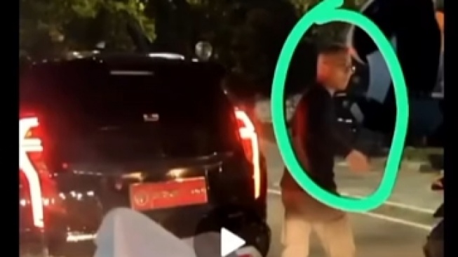 Spion Mobil Driver Online Hancur di Tangan Pengemudi Fortuner Arogan Plat Merah Bintang