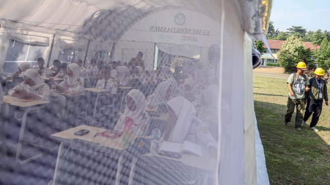 Sejumlah siswa belajar di dalam tenda darurat SMKN 1 Cileungsi, Kabupaten Bogor, Jawa Barat, Senin (15/9/2025). [ANTARA FOTO/Yulius Satria Wijaya/sgd]