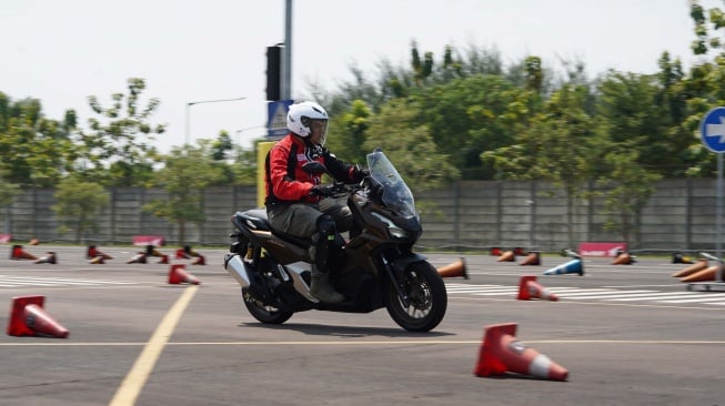 Test Ride New Honda ADV160 di di AHM Safety Riding & Training Center, Deltamas, Kabupaten Bekasi. (Foto: AHM)