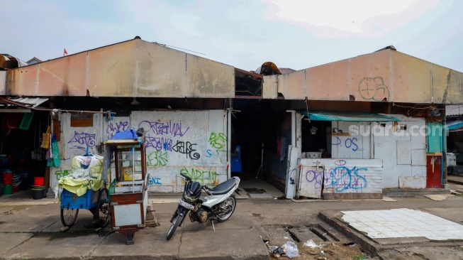 Suasana di Pasar Lontar Kebon Melati, Tanah Abang, Jakarta, Senin (15/9/2025). [Suara.com/Alfian Winanto]