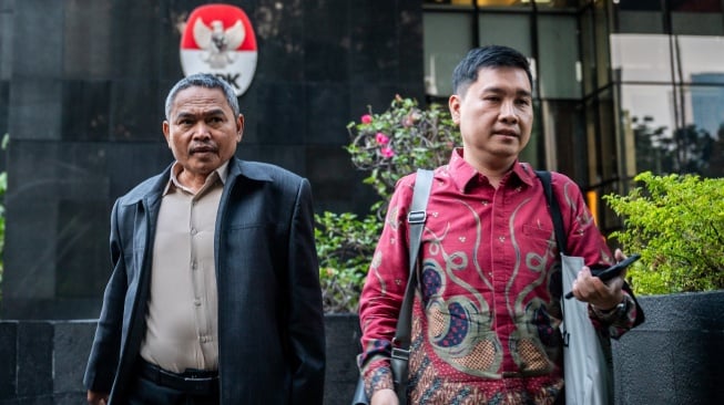 Tersangka kasus dugaan korupsi yang juga anggota DPR dari Fraksi Nasdem Satori (kiri) berjalan keluar usai menjalani pemeriksaan di Gedung Merah Putih KPK, Jakarta, Senin (15/9/2025). [ANTARA FOTO/Bayu Pratama S/nz]
