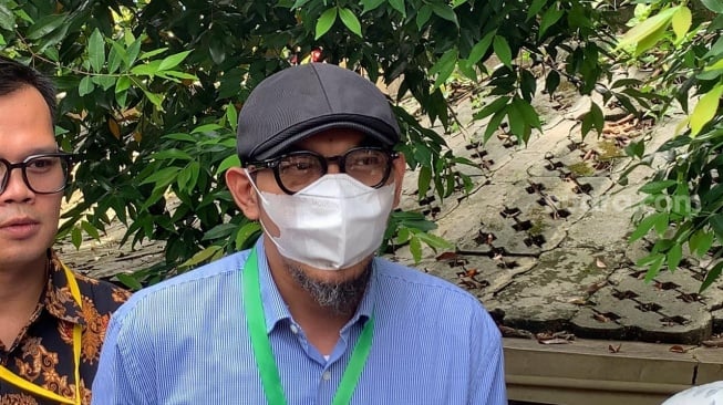 Suami mendiang Mpok Alpa, Aji Darmaji dan kuasa hukumnya, Zaki R. Mosabasa di Pengadilan Agama Jakarta Selatan, Senin, 15 September 2025. [Suara.com/Adiyoga Priyambodo]