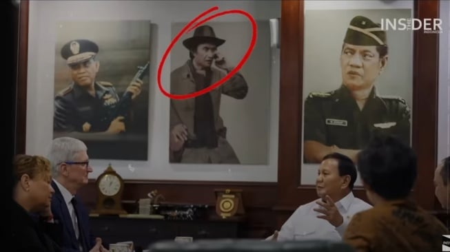 Siapa Lelaki Misterius yang Fotonya Ada di Ruang Kerja Prabowo?
