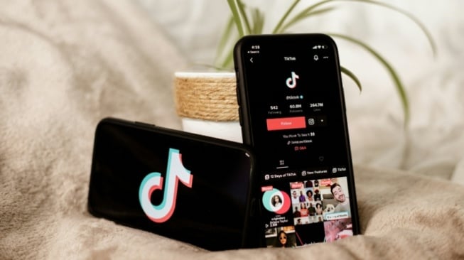 Curhat Zaman Now: Gen Z Pilih Repost TikTok Buat Ungkap Rasa!