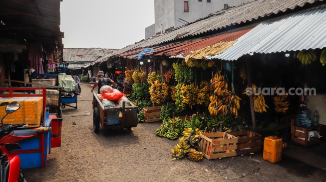 Suasana di Pasar Lontar Kebon Melati, Tanah Abang, Jakarta, Senin (15/9/2025). [Suara.com/Alfian Winanto]