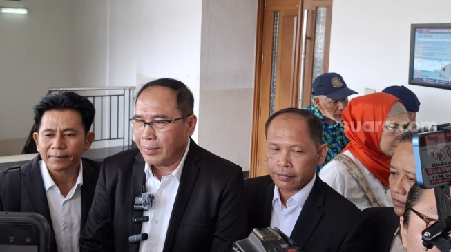 Sidang gugatan yang dilayangkan seorang warga sipil bernama Subhan Palal terhadap Wakil Presiden Gibran Rakabuming Raka dan Komisi Pemilihan Umum (KPU) ditunda lagi. (Suara.com/Dea)
