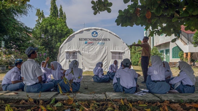 Sejumlah siswa belajar di halaman sekolah SMKN 1 Cileungsi, Kabupaten Bogor, Jawa Barat, Senin (15/9/2025). [ANTARA FOTO/Yulius Satria Wijaya/sgd]