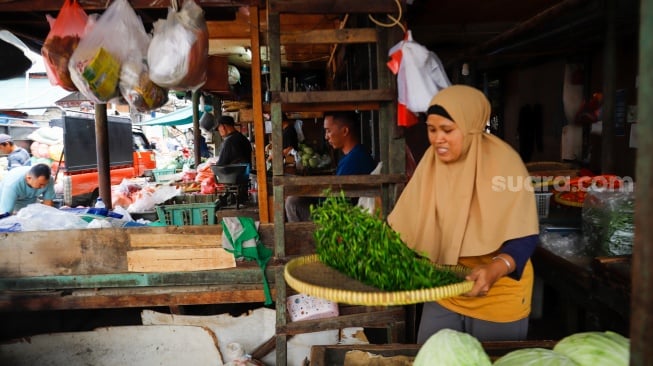 Suasana di Pasar Lontar Kebon Melati, Tanah Abang, Jakarta, Senin (15/9/2025). [Suara.com/Alfian Winanto]