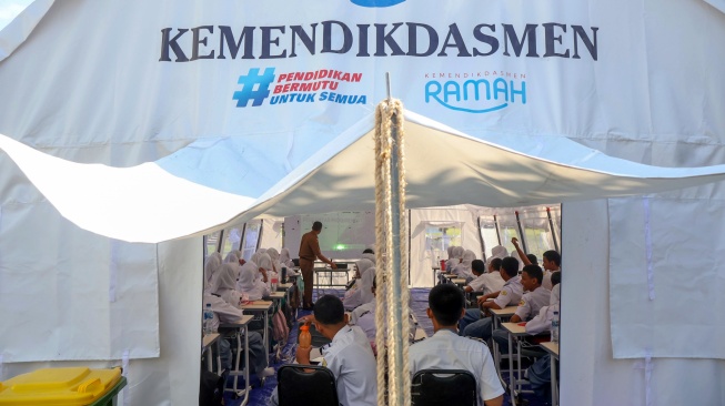 Sejumlah siswa belajar di halaman sekolah SMKN 1 Cileungsi, Kabupaten Bogor, Jawa Barat, Senin (15/9/2025). [ANTARA FOTO/Yulius Satria Wijaya/sgd]