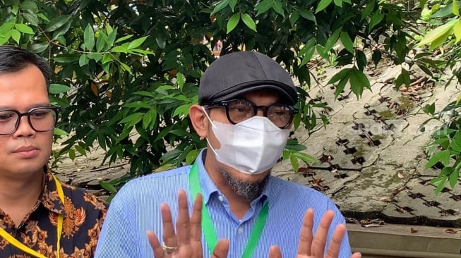 Suami mendiang Mpok Alpa, Aji Darmaji dan kuasa hukumnya, Zaki R. Mosabasa di Pengadilan Agama Jakarta Selatan, Senin, 15 September 2025. [Suara.com/Adiyoga Priyambodo]