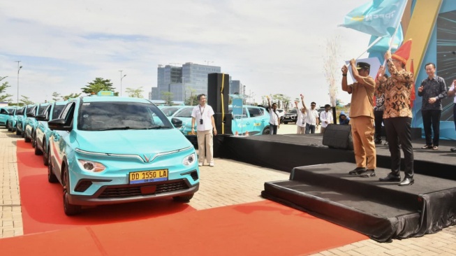 Gubernur Sulawesi Selatan, Andi Sudirman Sulaiman meresmikan peluncuran Green SM Taksi. Mobil listrik modern untuk layanan masyarakat di Kota Makassar, Senin (15/9/2025)