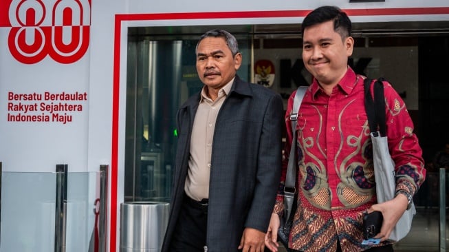 Tersangka kasus dugaan korupsi yang juga anggota DPR dari Fraksi Nasdem Satori (kiri) berjalan keluar usai menjalani pemeriksaan di Gedung Merah Putih KPK, Jakarta, Senin (15/9/2025). [ANTARA FOTO/Bayu Pratama S/nz]